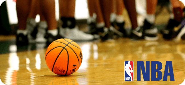 Un director dirige la Orquesta Filarmónica de Auckland en una gran sala de conciertos.