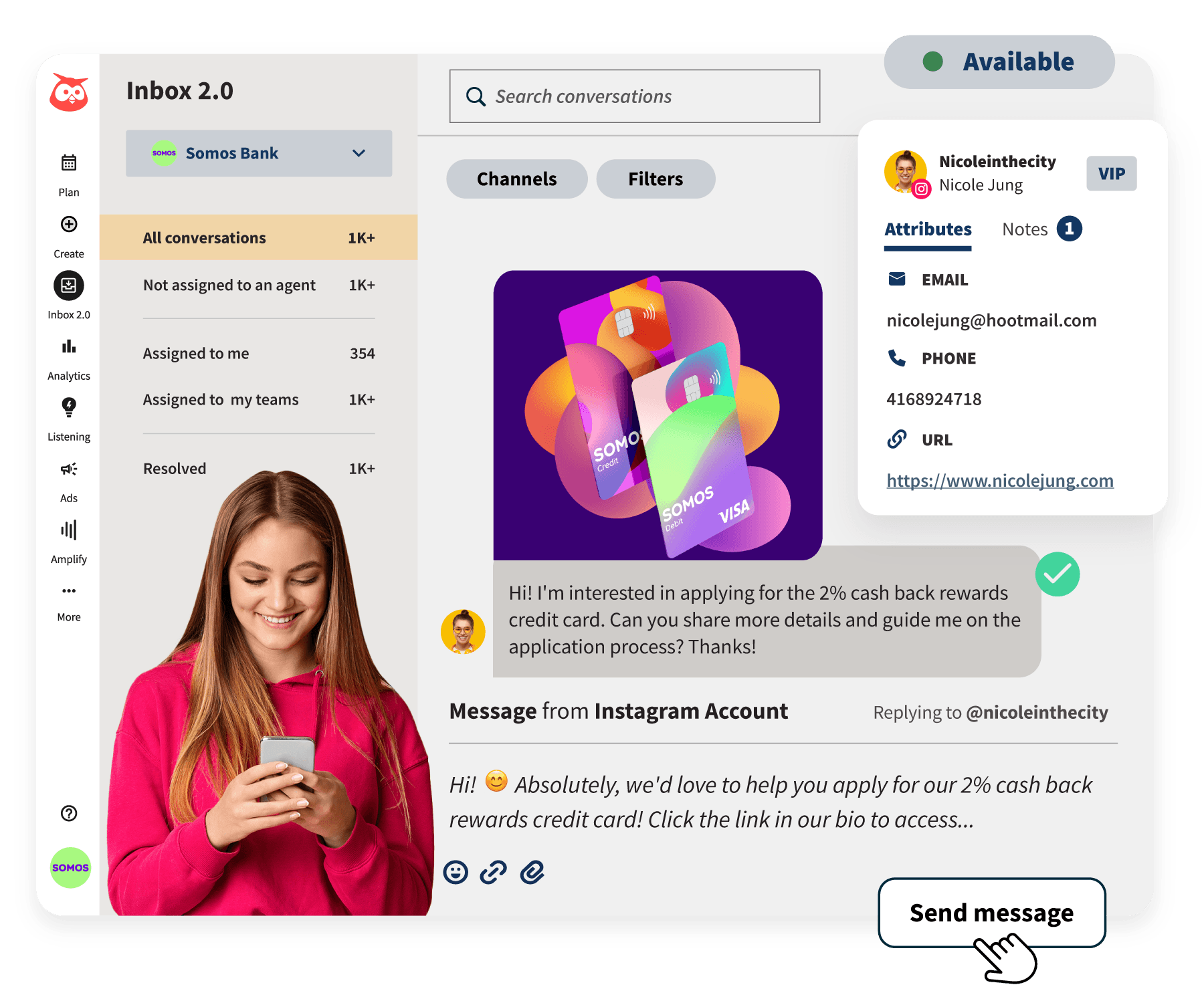 El panel de control de Hootsuite mostrando las funciones de bandeja de entrada y mensajes con una mujer en un smartphone