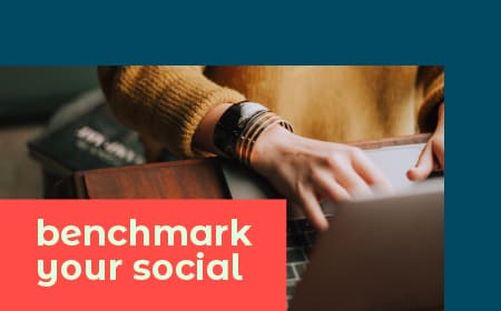 Mujer apuntando a un portátil